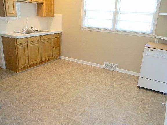 Updated Eat-in Kitchen w/ Gas Stove!