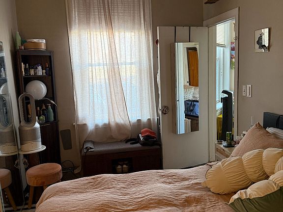 5th image of 61 Thatcher St APT 1A