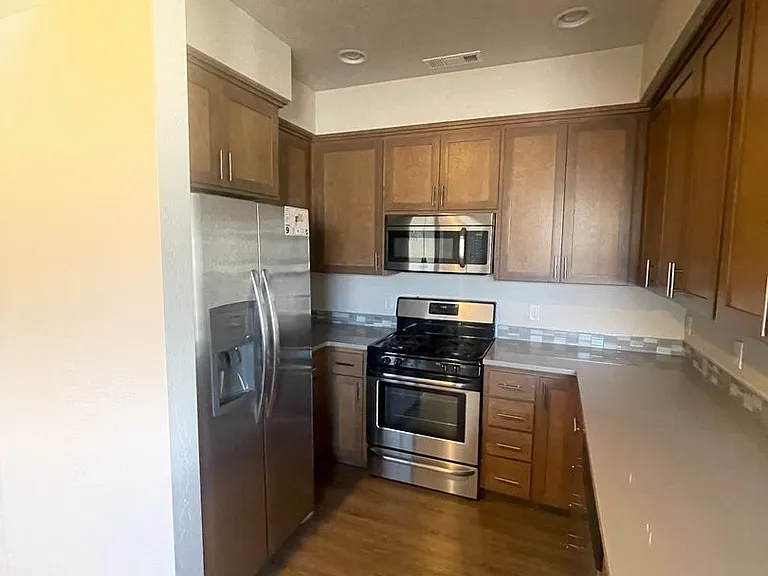 584 Fair Oaks Ave — Photo 8