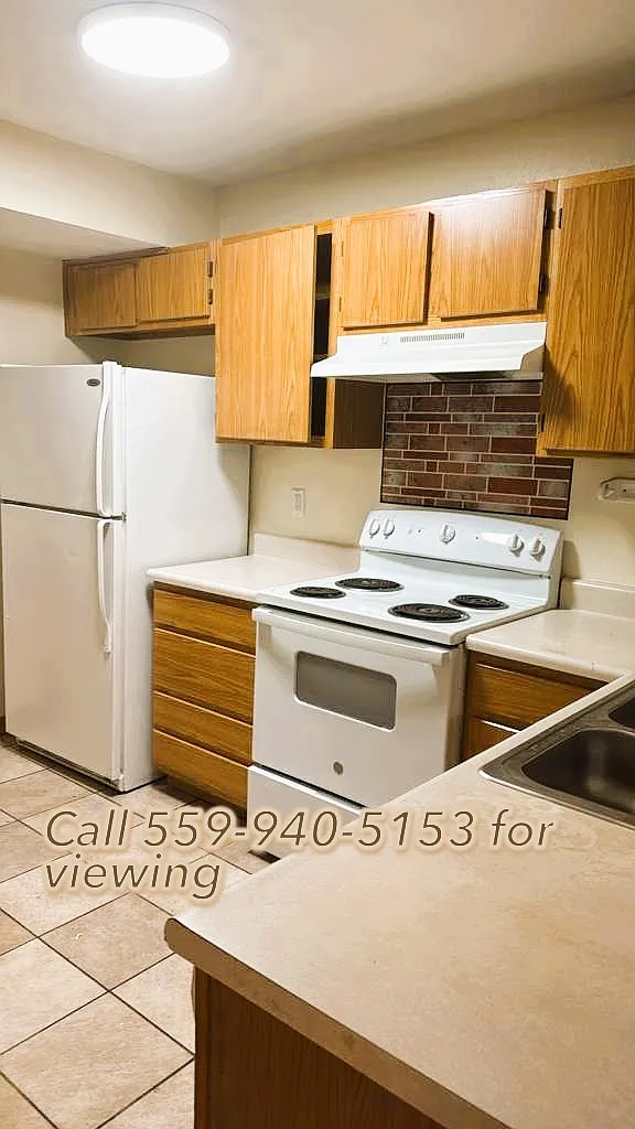 422 N Spruce St — Photo 4