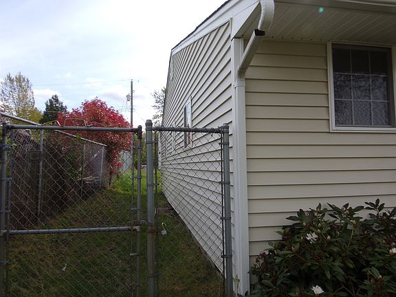 4th image of 1642 E Fairbanks St