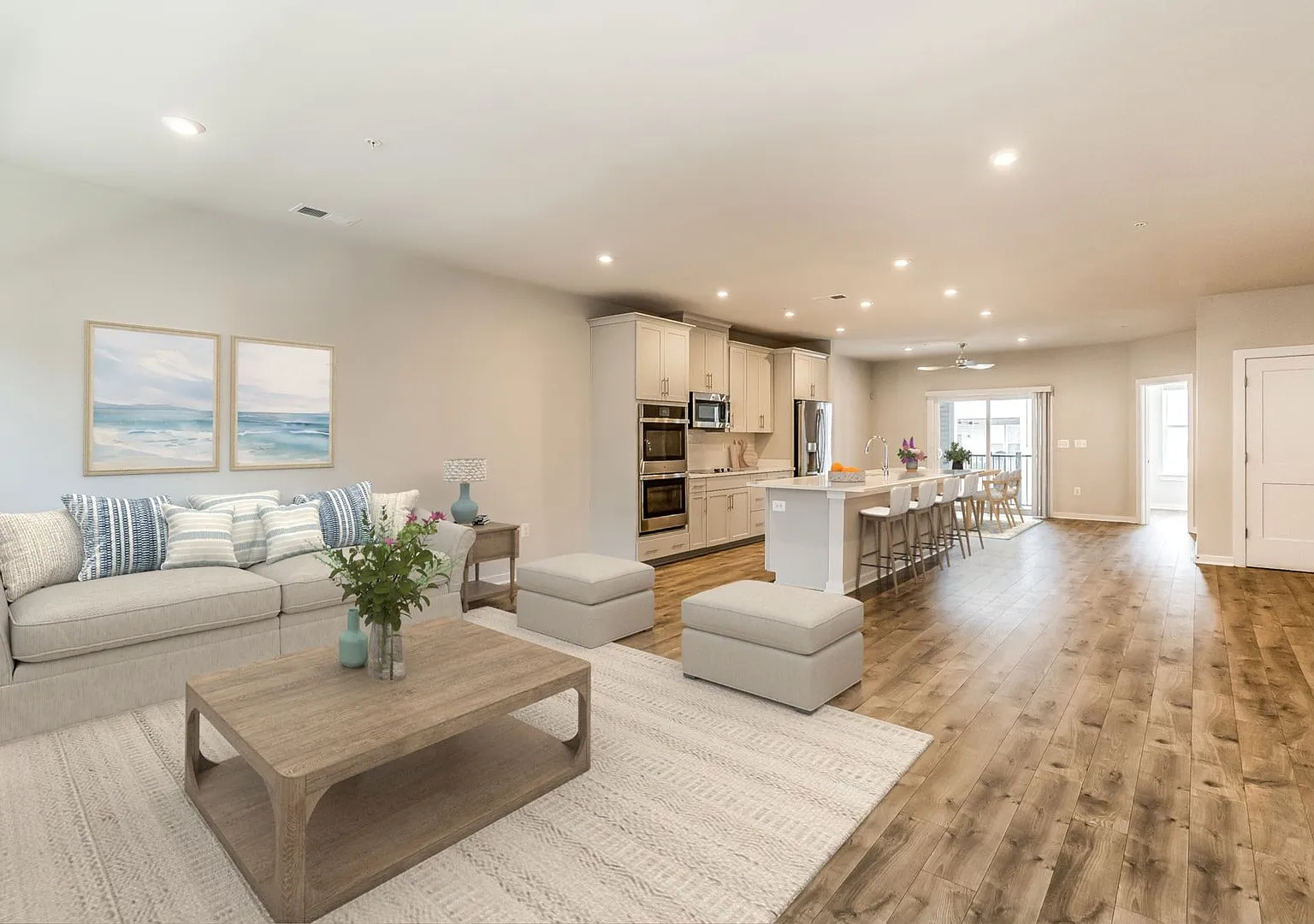 Luxury 3BR/2.5BA Condo w/ Balcony and Rooftop Terrace & Garage Walk to One Loudoun — Photo 3