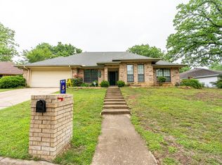 5201 Rustle Leaf Dr, Arlington, TX 76017