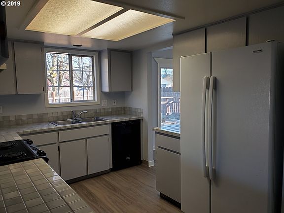 5th image of 985 NE Lovell St