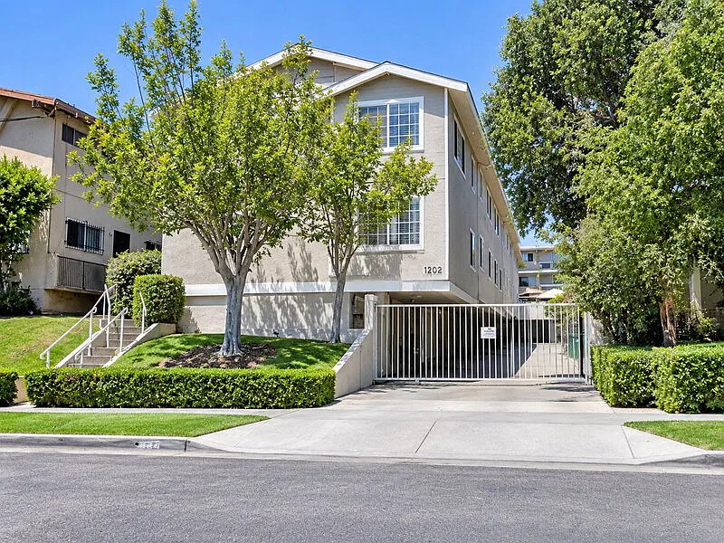 3 bed, 3.0 bath, 1273 sqft, $3,850 — Photo 1