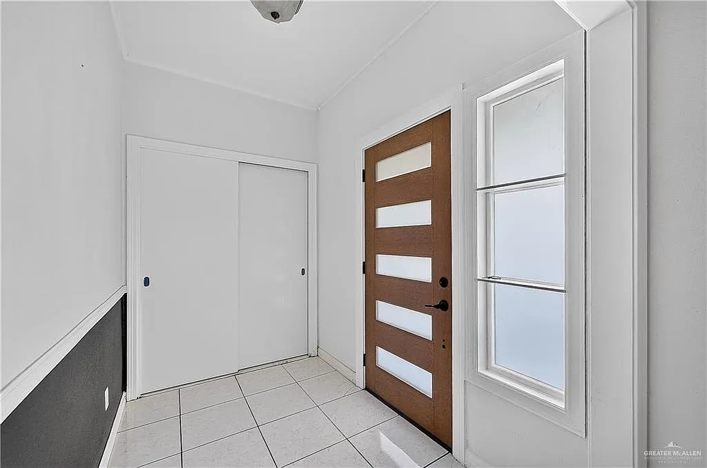 3 bed, 2.0 bath, 1972 sqft, $1,750 — Photo 4