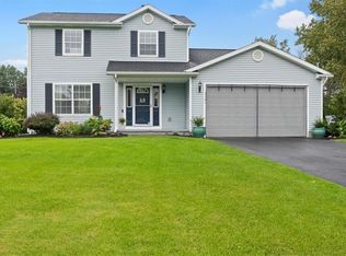 1101 Fawn Wood Dr, Webster, NY 14580