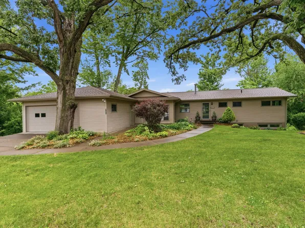 403 N 10th St, Clinton, IA 52732