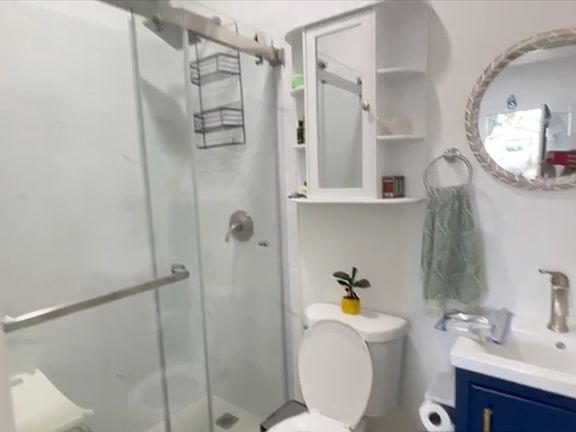 3rd image of 645 Hurlingame Ave #1