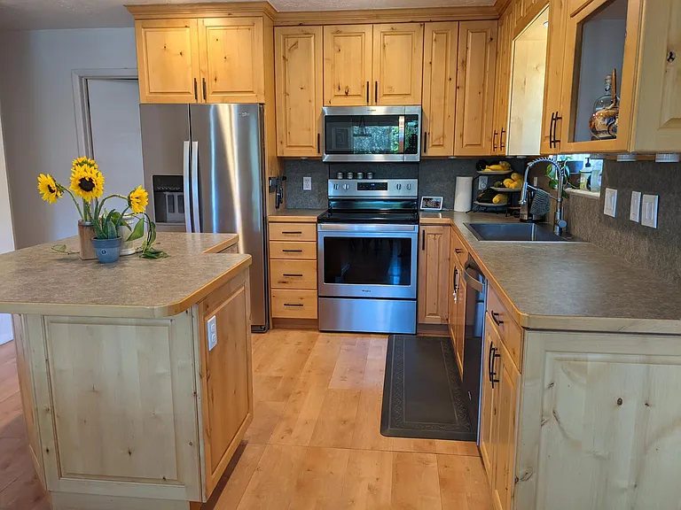 2555 E Blaine Ave — Photo 3