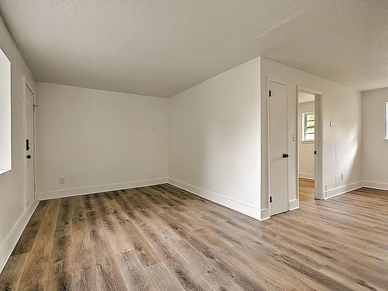 718 W G St — Photo 18