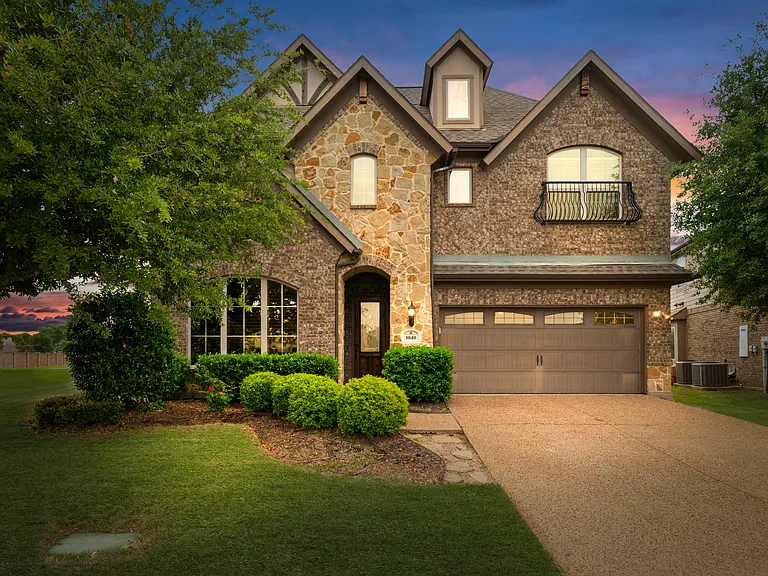 1040 Edgefield Ln — Photo 1