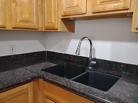 Kitchen granite countertops
