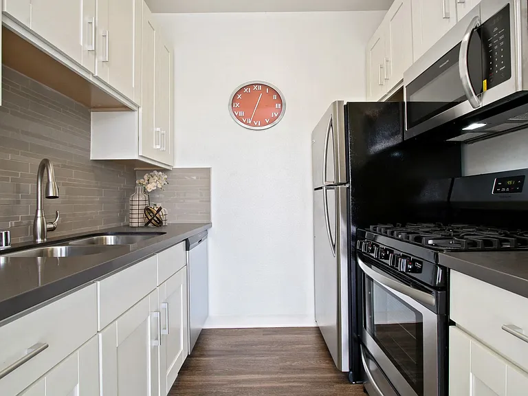 Park Overland Apartments — Photo 8