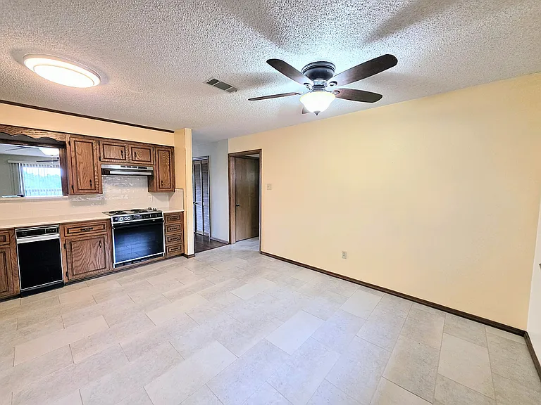 210 Carl Dr #B6 — Photo 5