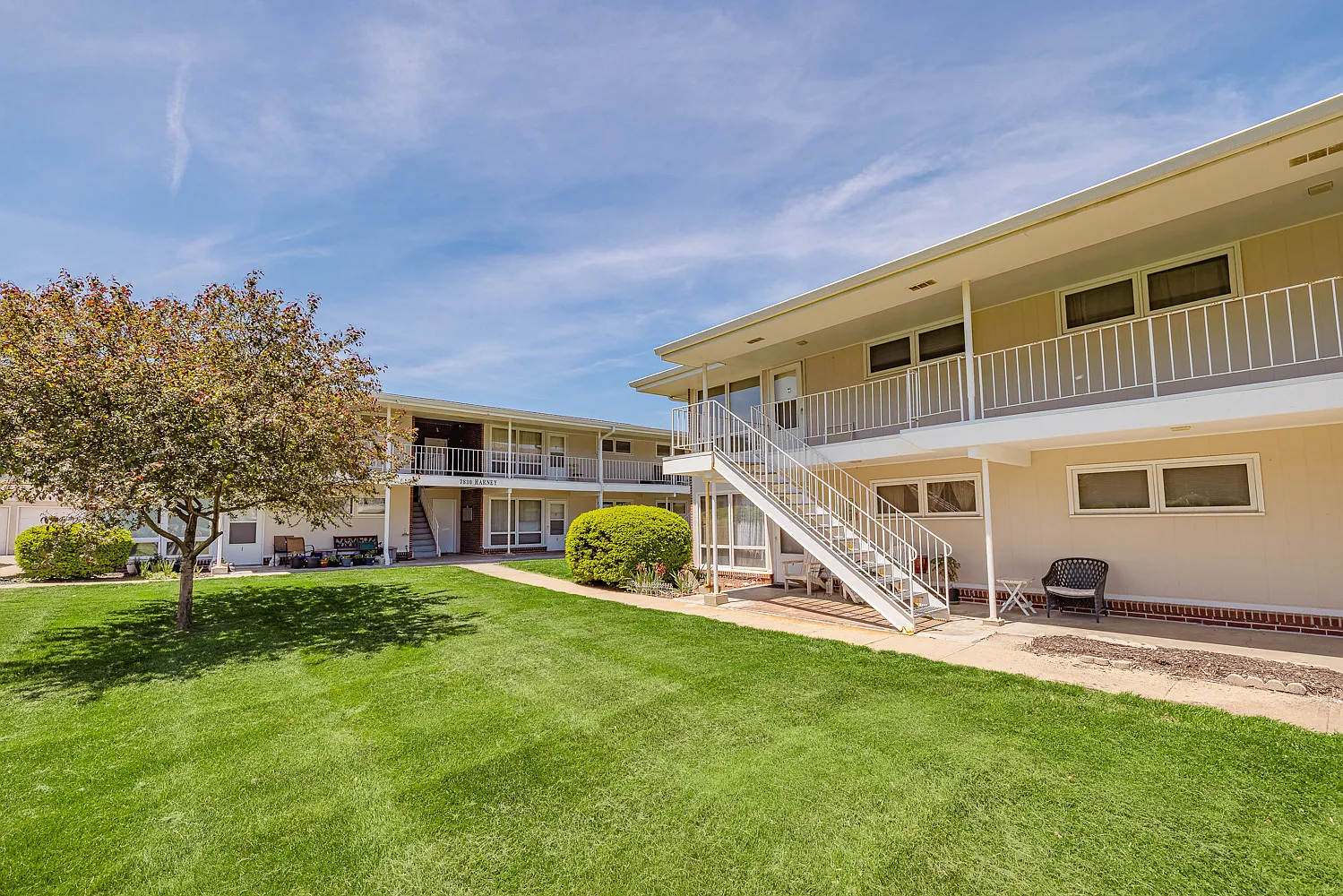 Beverly Hills Apartments — Photo 1