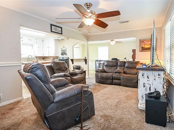 4th image of 548 N Stefka Dr