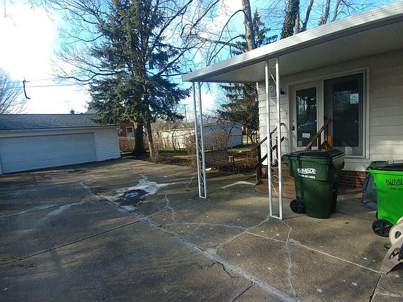 3rd image of 590 E 260th St