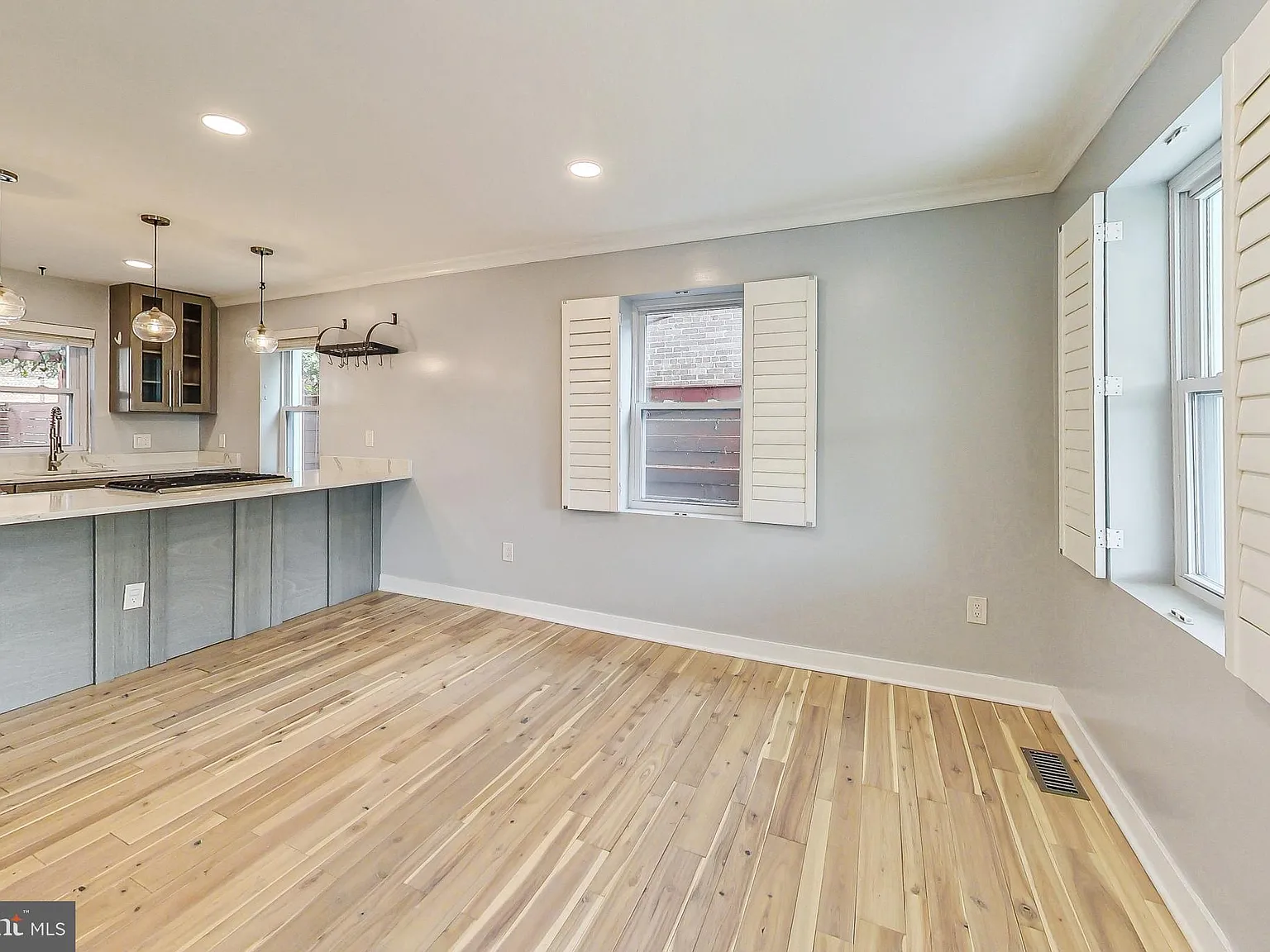 3 bed, 2.0 bath, 1200 sqft, $3,200 — Photo 3