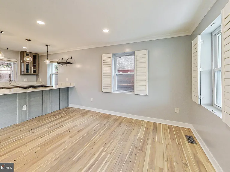 5008 6th Pl NE — Photo 3
