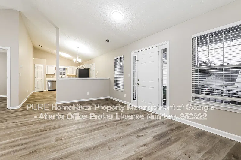 3 bed, 2.0 bath, 1381 sqft, $1,955 — Photo 4