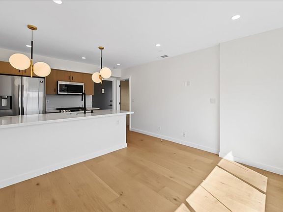 5th image of 1210 Larrabee St #2