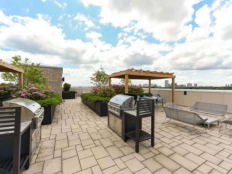571 Prince Edward Dr N — Photo 14