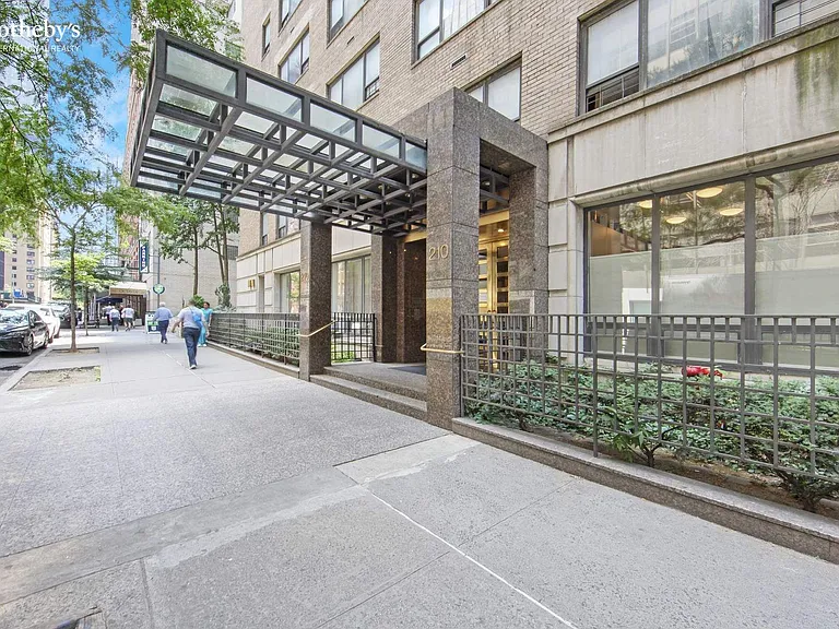 210 E 47th St #3C — Photo 13
