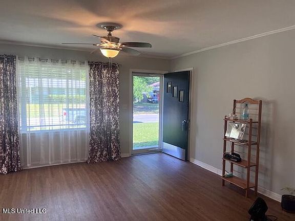 3rd image of 404 Woody Cir
