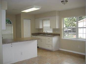 5th image of 901 NE 39th Ct