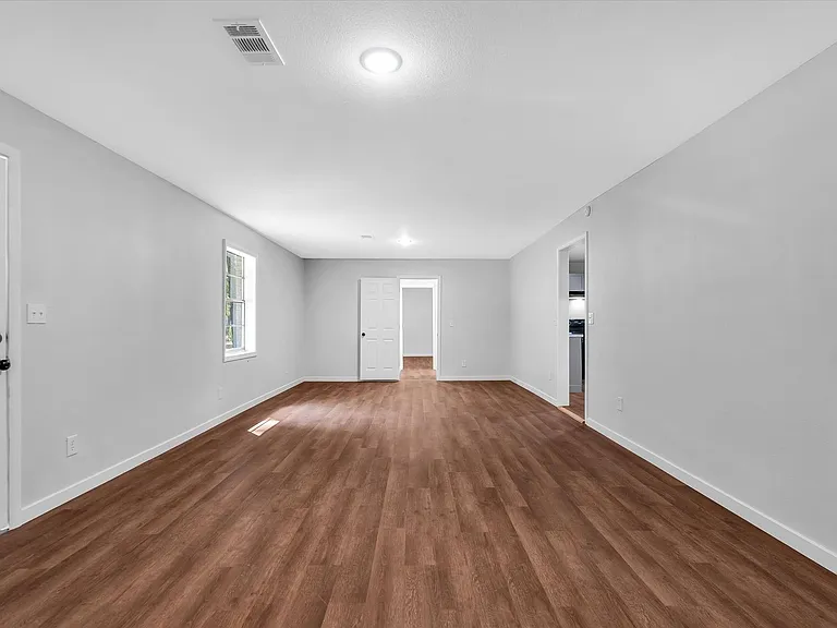 107 E Elm St — Photo 15