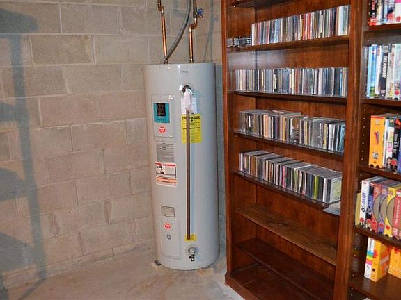 3rd image of 1005 E Woodside St