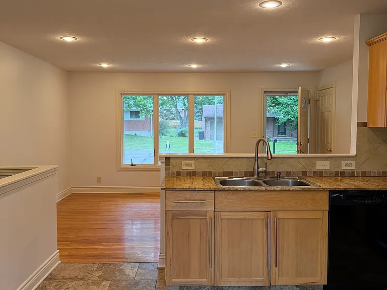 1121 Driftwood Dr — Photo 7
