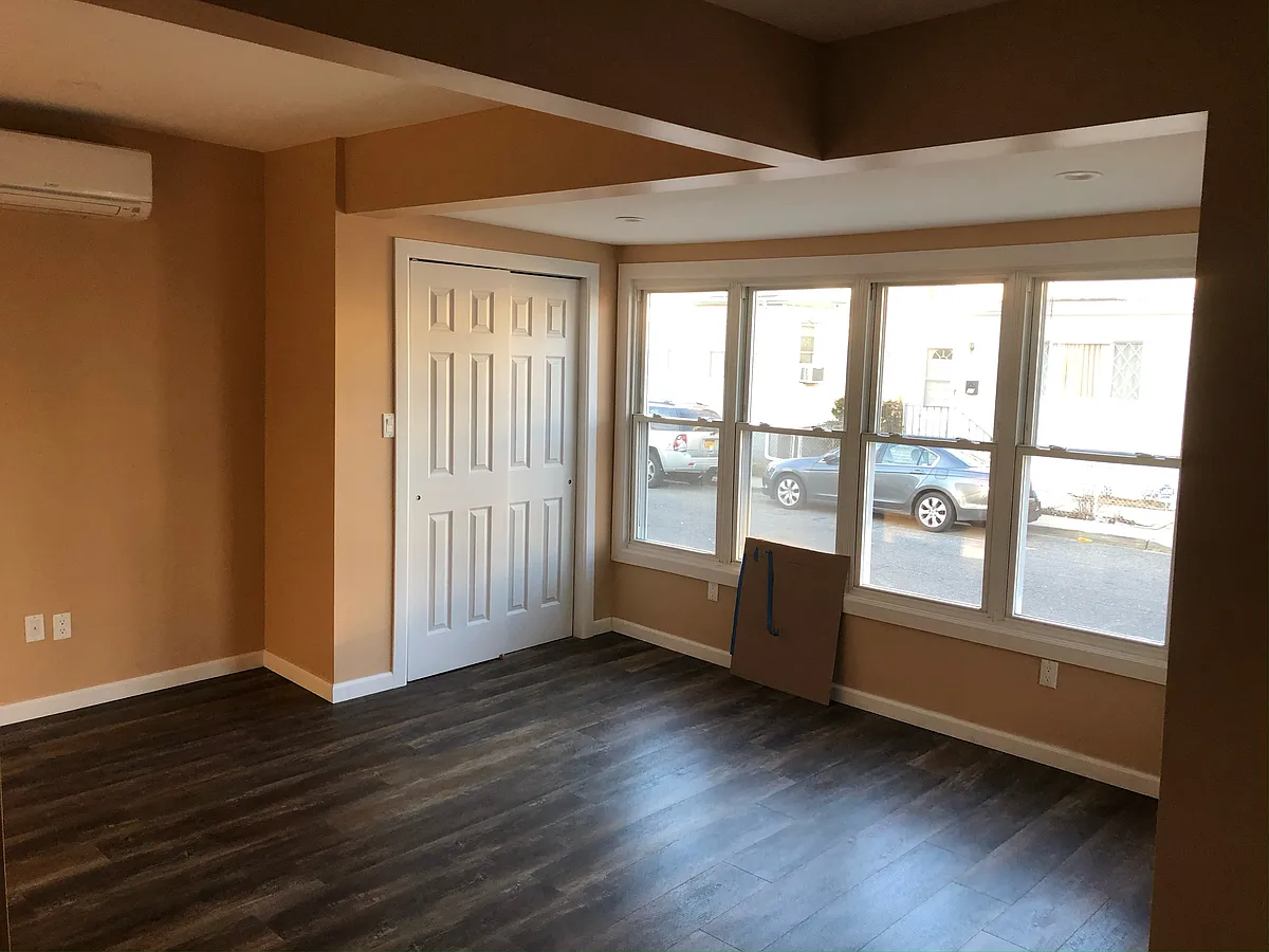 spacious living room - 43 Claridge Ave #1