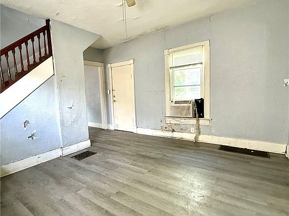 4th image of 215 Heaton Ave