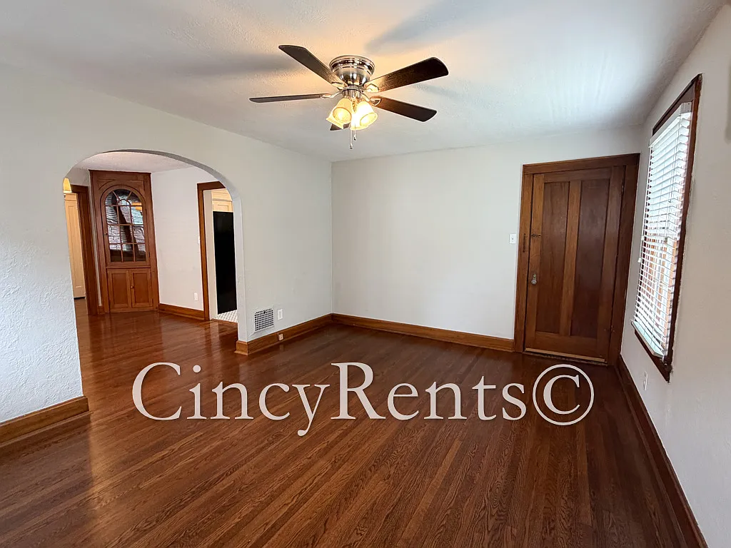 Beautiful 2 bedroom 1 bathroom Apartment Home -3434 Ault View Ave - Updated Kit and Bath- Hw Floo... — Photo 4