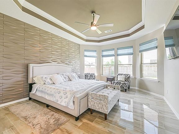 3rd image of 8803 Laurel Crest Dr