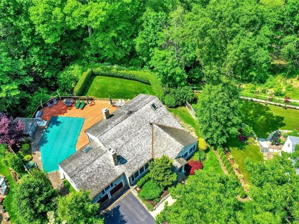 7 Heritage Court, Cold Spring Harbor, NY 11724