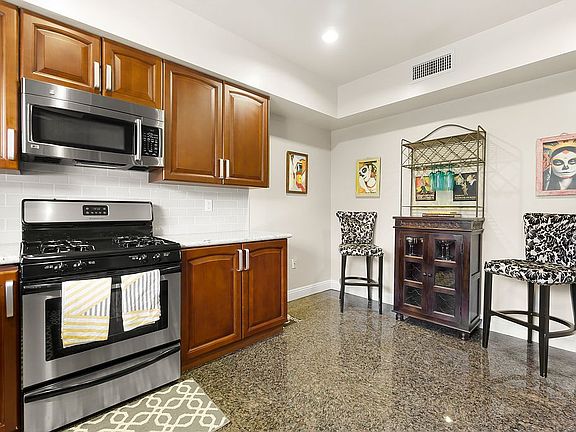 4th image of 11218 Camarillo St #401