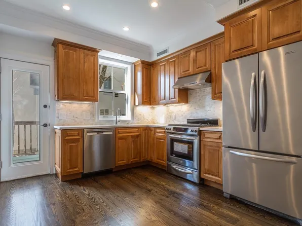 329 5 8th Street image 4 of 20