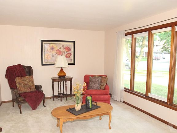 3rd image of 915 S Tennessee Pl
