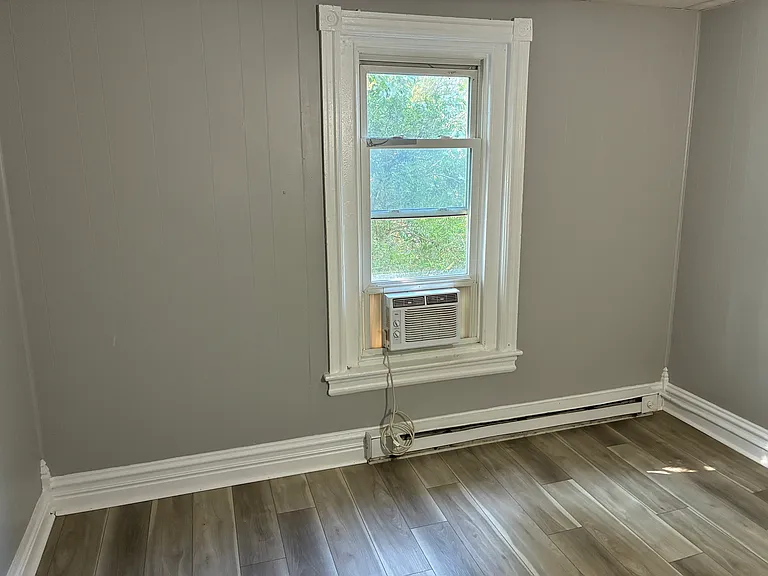 208 N Poplar St — Photo 6
