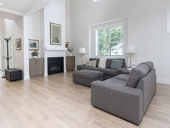 5th image of 832 Ashbury Ave