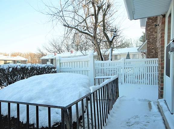 3rd image of 813 White Oak Ln
