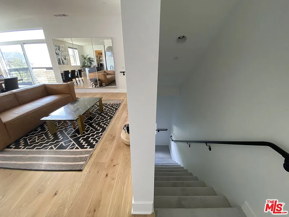 3 bed, 4.0 bath, 1910 sqft, $6,600 — Photo 4
