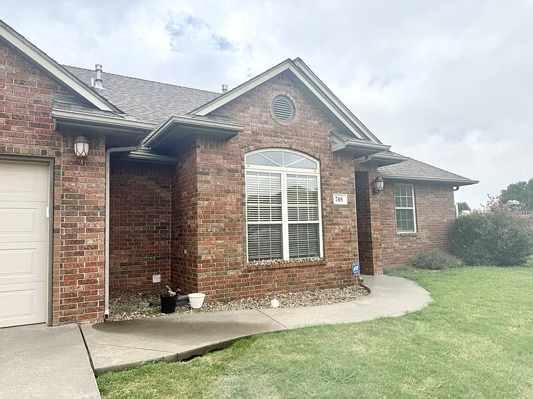 708 Cougar Ln — Photo 2