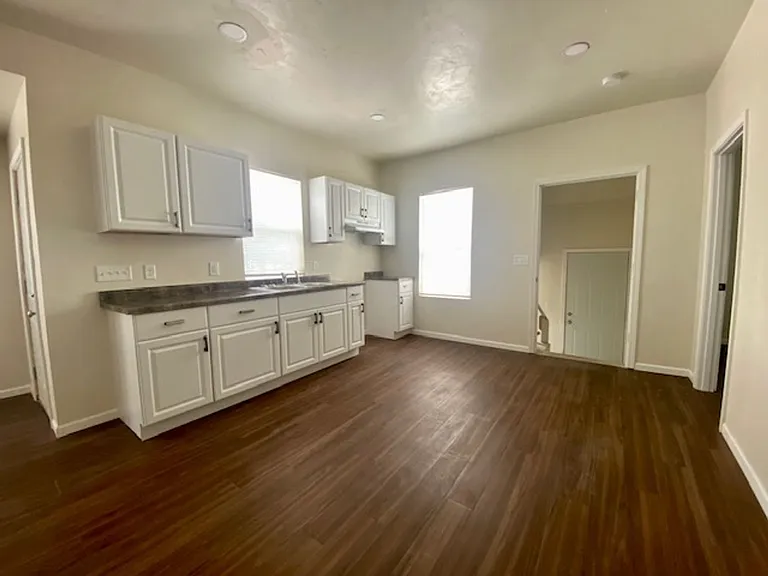 1172 E Walnut St — Photo 8