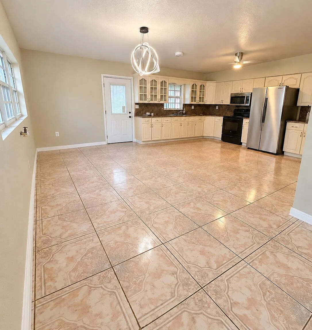 2 bed, 1.0 bath, 2215 sqft, $2,600 — Photo 1