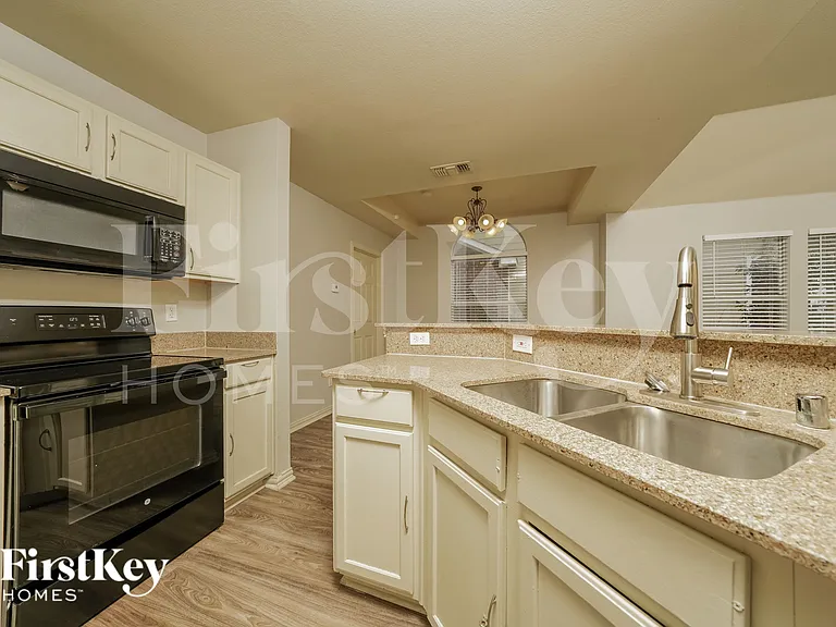 804 Center St — Photo 8