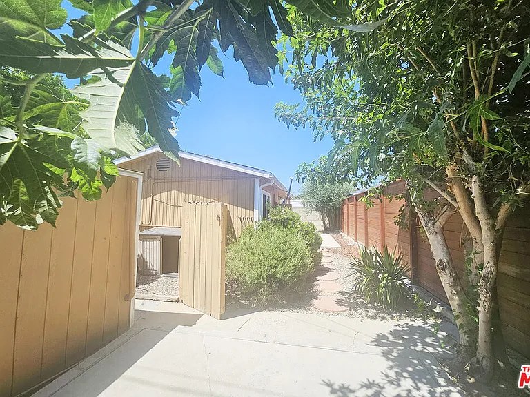 6946 1/2 Jellico Ave — Photo 22